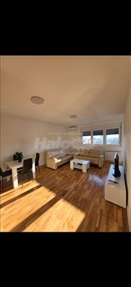 Izdaje se potpuno namesten stan na keju