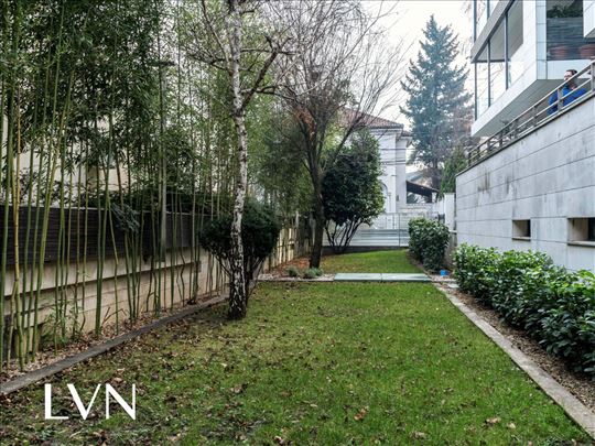 Luksuzan stan sa velikom terasom i dvorištem