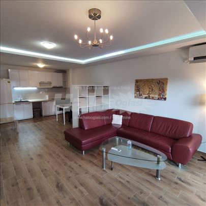 Namešten dvosoban stan u centru sa parking mestom