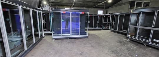 Oprema za trgovine vertikalne vitrine sa vratima