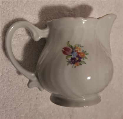 Prelepa posuda za mleko od porcelana