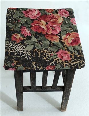 Retro drvena stolica 23x22x40 cm  Na prodaju šarma