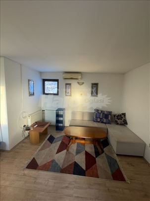 stan 1.5 u potkrovlju cvetkova pijaca