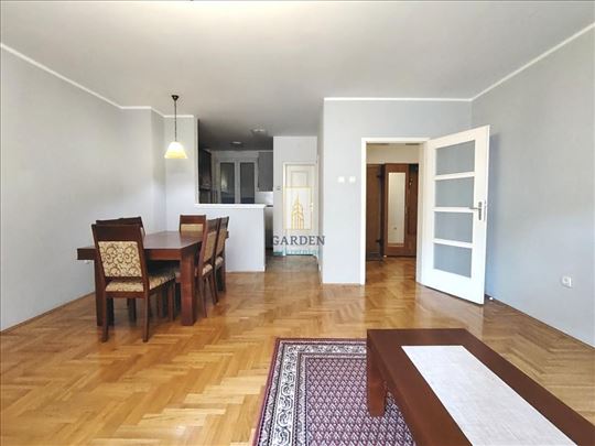 Uknjižen trosoban stan Đeram