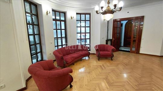 Dedinje, Serdar Jola, luks vila u rezidencijalnoj 