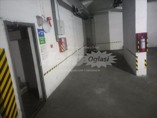 Izdaje se garažno mesto u blizini Đeram pijace