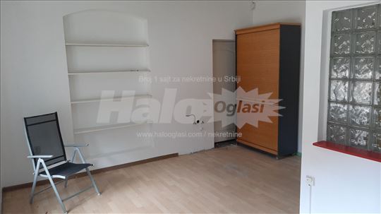 Kuća na centralnom mestu sa lokalima Sr. Mitrovica