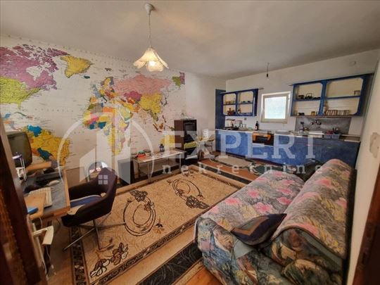 Kuća u naselju B.Bjegović, 309 m2, na placu od 240