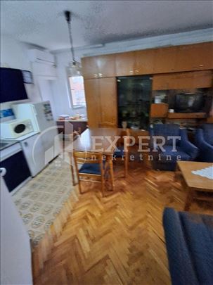 Na prodaju dvoiposoban stan, 70m2, kod Vojne bolni