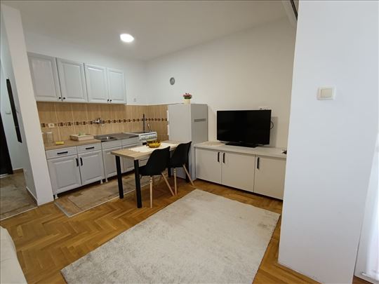 Nameštena garsonjera na Podbari!