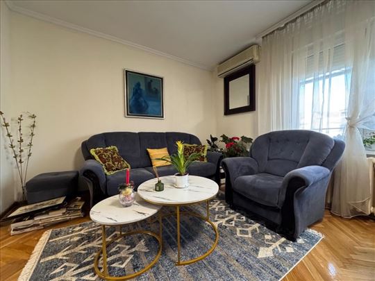 Odlčan stan u centru sa parking mestom i velikim t