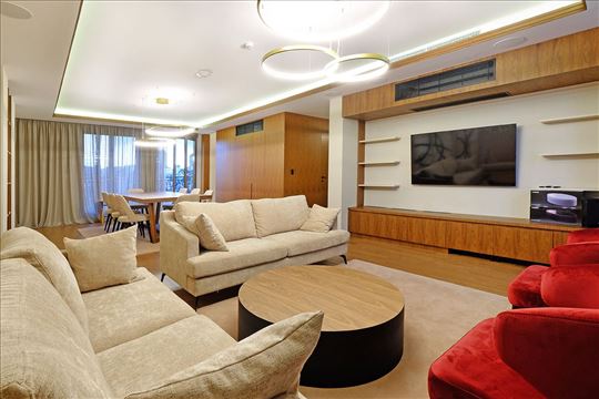 Prodajemo šestosoban stan, Sumice, 250m²