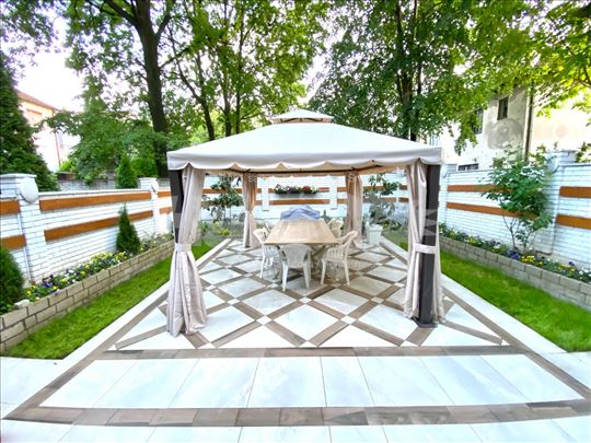 Centar Banovog Brda kod Doma zdravlja