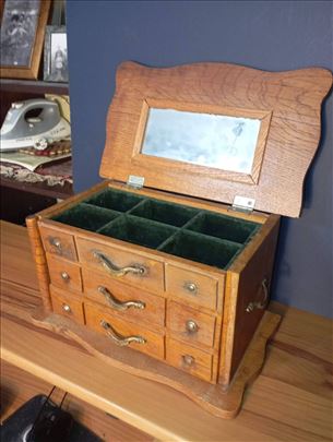 Drvena komodica za nakit sa tri fioke