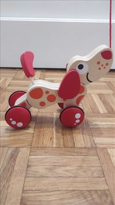 Hape drvena igračka - kuca na točkiće