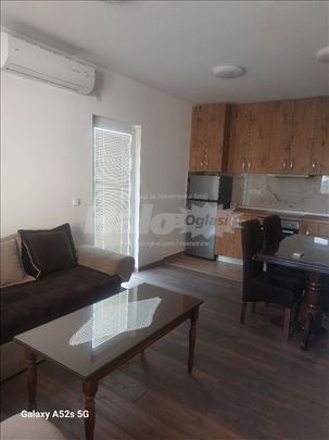 Izdajem stan u Surčinu