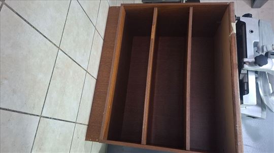 Radni sto sa policama