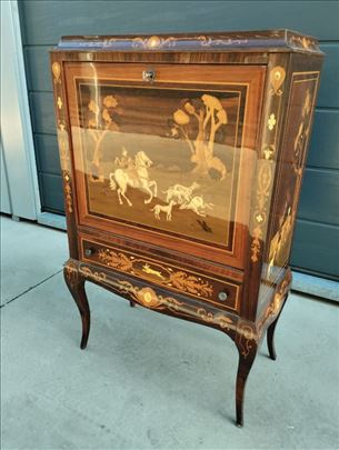 Antikvarni sekretar sa intarzijom.