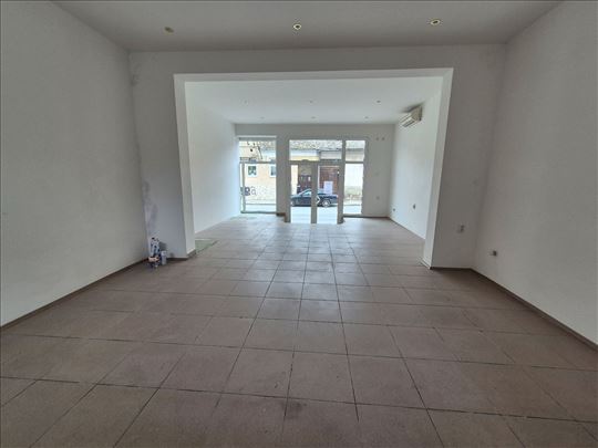 Centar 85m2 do ulice sa izlogom, deljiv