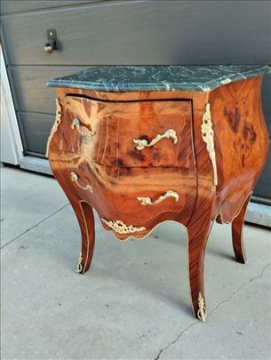 Elegantna komoda u stilu Luj XV