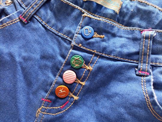 Farmerke sa aplikacijama od perlica i cirkončića 