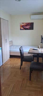 Izdajem dvosoban stan. 