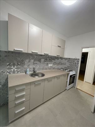 Izdajem troiposoban stan u centru Uzica 