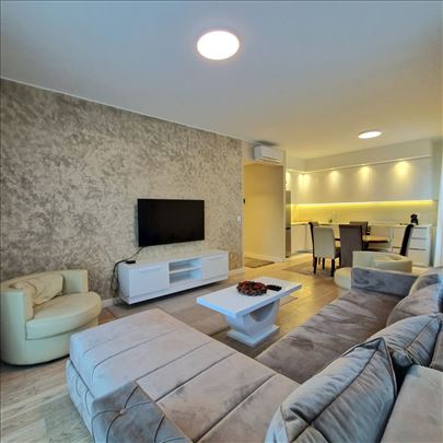 Izuzetan trosoban stan sa garazom u  zgradi Aria –