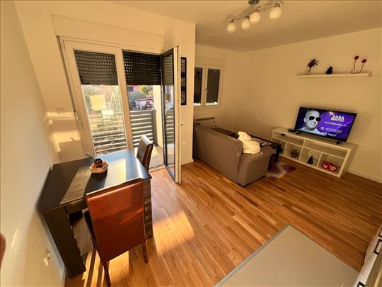 Kaludjerica opremljen sa parking mestom