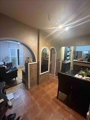 Banjica ul.Kolonija 74m 3,0 + garaža II EG PVC