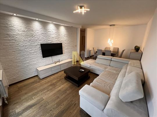 Prodaje se trosoban stan na Bulevaru Evrope,potpun