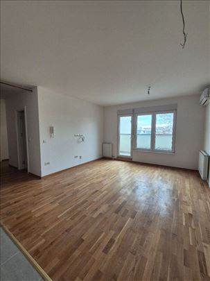 Tesla 4.0, nov 97m2, gas IV/IV