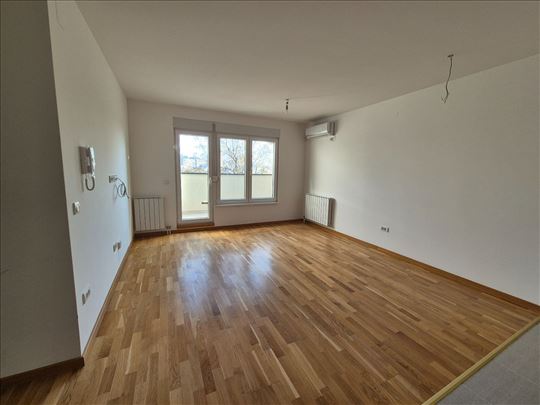 Tesla, nov 84m2, gas, IV/IV, lift