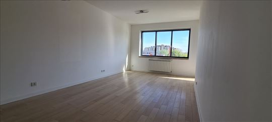 A blok, komforan, garaža, može i pp, ID 13958