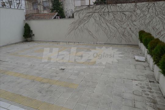 Četvorosoban stan sa dvorištem na Vračaru