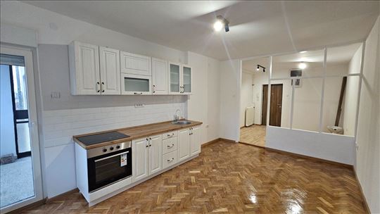 Dvoiposoban stan kod Železničke stanice ! 