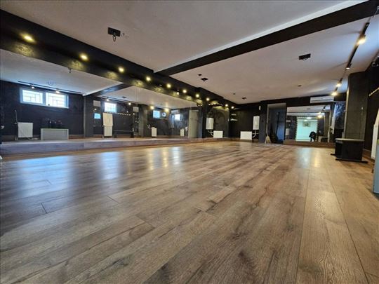 Izdaje se poslovni prostor 150m2 Adamovicevo nasel