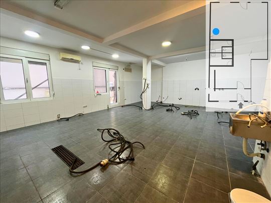 Izdaje se poslovni prostor sa parkingom 