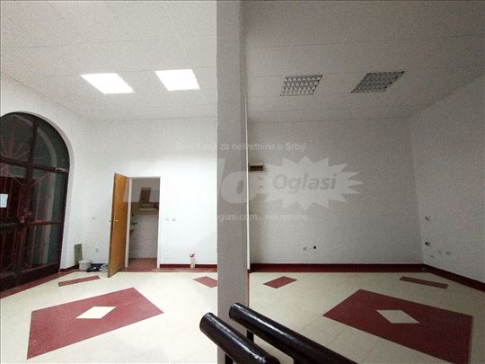 Izdajem lokal /ul. Ratka Mitrovića 75g, Žarkovo