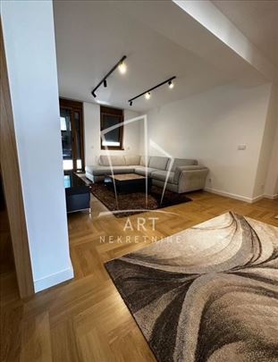 Lux 3.0 stan u centru grada, namešten, sa parkingo