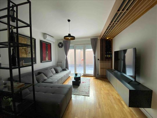 Lux, veliko dvoriste/ terasa, parking. 