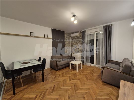 Namešten dvosoban stan nadomak centra, mirna ulica