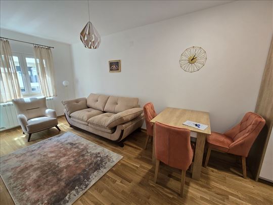 NOV 1.5 useljiv stan