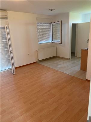 Polunamešten trosoban stan Sajlovo 85m2-300e