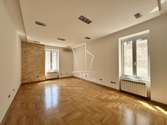 Poslovna zgrada, mereno 890m2 + 200m2 terasa ID#11