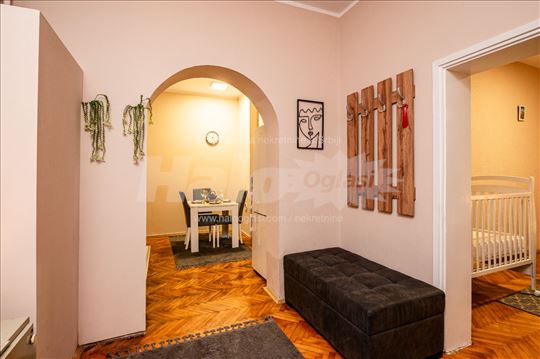 Prostran stan na odličnoj lokaciji