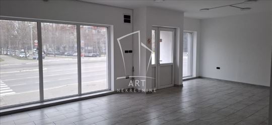 Stara Bežanija, prostran lokal 105 m², sa izlogom 