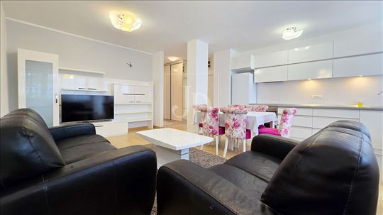 Trosoban stan za izdavanje, Džona Kenedija