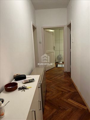 Uknjižen dvosoban stan, renoviran u Paviljonima