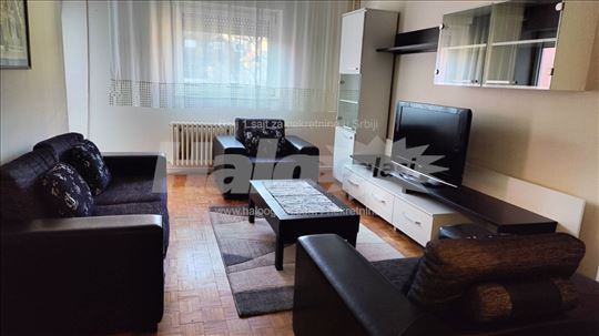 VLASNIK prodaje dvosoban stan u Zeleznickoj 36 